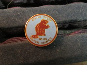 Spilla cappello Broad Creek Scout Camp camper invernale 1988-89 eb17 - Foto 1 di 1