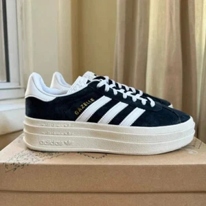 Neu adidas Originals Gazelle Bold Plateau Sneaker Schuhe schwarz weiß M6,5/W7,5 - Bild 1 von 9