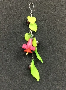 Einzelner roter Blume Lucite Ohrring in Rosegold Herz Geschenkbox - Bild 1 von 4