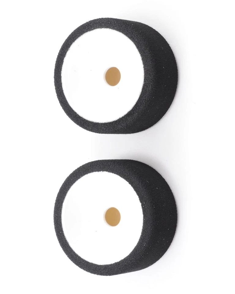 Neumático de espuma trasero hexagonal XRAY 9 mm montado (2) (blanco) Foto 1 de 2