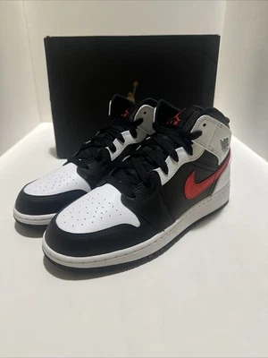 Talla 6Y - Air Jordan 1 Mid Blanco Negro Chile Rojo GS 554725-075 Foto 1 de 4
