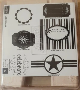 Stampin Up! 2007 Labelicious 6 estampillas de goma de madera nuevas sin montar con estuche - Imagen 1 de 2