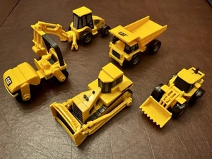 5 CAT Caterpillar Baufahrzeuge 3,5" Kunststoff LKW Bagger Roller etc. - Bild 1 von 6
