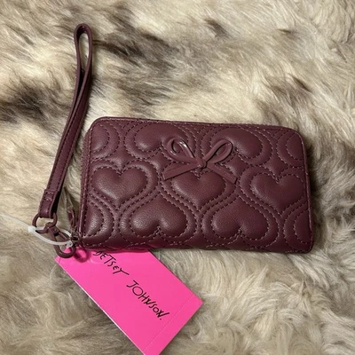 NUEVO CON ETIQUETAS Betsey Johnson Kara Acolchado Corazones Cremallera Cartera Muñequera - Púrpura Cereza Foto 1 de 4
