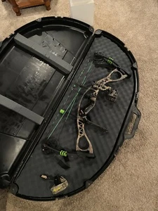 Hoyt Charger RH Compound Bow With Accessories - Picture 1 of 1