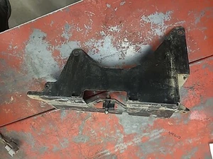 Kawasaki Teryx 750 KRF750 2008 soporte de bloqueo de asiento de pasajero lado derecho 11055-0518 - Imagen 1 de 5