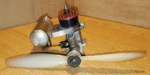McCoy Red Head 19 VTG RC Model Plane Motor Engine with Muffler and Propeller. - Picture 1 of 3