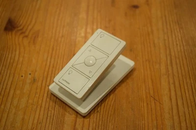 Interruptor de luz de control remoto Lutron Pico con soporte Caseta regulador inalámbrico Foto 1 de 4