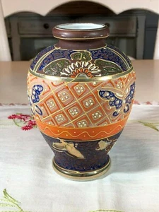 Vintage Gold Castle Satsuma handbemalte Chikusa Vase, mit Schmetterlingen - Bild 1 von 9