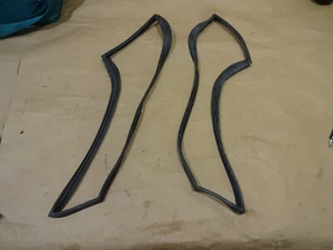 Ferrari 365 GTB4 Daytona RH &LH Indicator Lights Gaskets P/N 95403161-95403162 - Picture 1 of 4