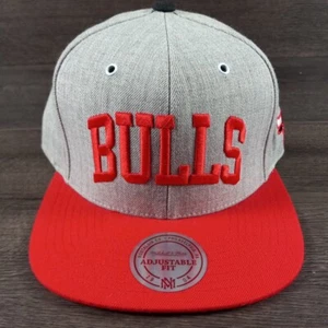 Sombrero Mitchell & Ness NBA Chicago Bulls Gris y Rojo - Imagen 1 de 7