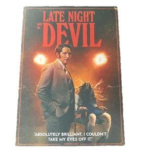 Late Night with the Devil (DVD, 2023) mit Schuber Neu Sealed Demonic Mayhem - Bild 1 von 2