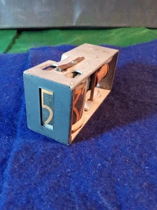 Contador numérico de pinball grande 1959 ~ El número es de 1" de alto x 1/2" de ancho - Imagen 1 de 5