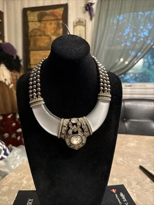 Estación Collar Heidi Daus Art Deco Lucita, Tantos Cristales y Perlas Grises Foto 1 de 4