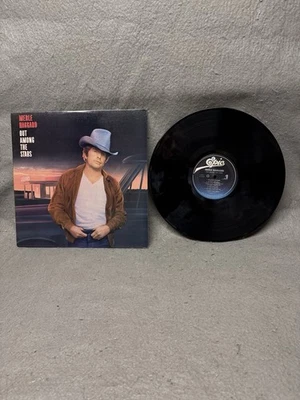 VINTAGE Merle Haggard - Out Among The Stars - Vinyl LP,  Epic  1986 - Imagem 1 de 4