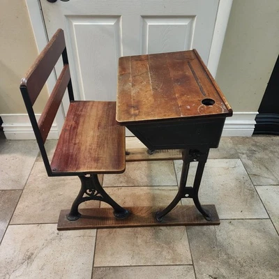 Escritorio escolar infantil antiguo de 1900 de colección de madera vieja, patas de hierro, respaldo recto Foto 1 de 4