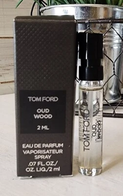 1 Tom Ford Oud Wood Eau de Parfum Eau de Parfum amostra spray 2ml novo na caixa  - Imagem 1 de 4