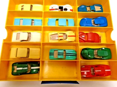 Caja de cigarros AURORA años 60-70 con (14) coches y velocistas Foto 1 de 4