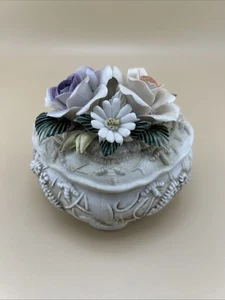Vintage Porcelain Heart Trinket Box & Floral Arrangement On Lid - Picture 1 of 8
