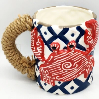 Taza de café con cuerda de cangrejo playa océano pastel de barro rojo blanco azul marino mango de cuerda junto al mar Foto 1 de 3