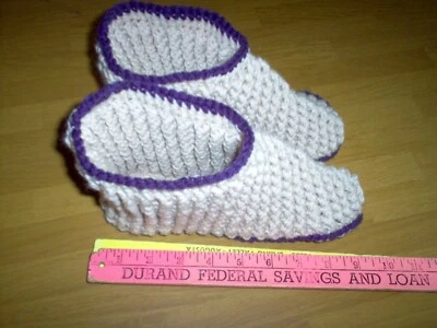 Novo, chinelos de crochê feitos à mão, unissex, médio/grande, bronzeado com acabamento roxo a - Imagem 1 de 2