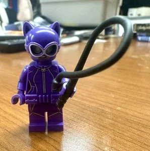 LEGO DC Super Heroes Minifigur - Catwoman mit Peitsche (70902) - Bild 1 von 2