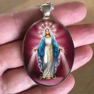Oval Mother Mary Pendant & 18" Necklace FREE SHIPPING IN THE USA! - Picture 1 of 2