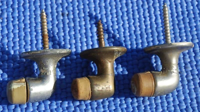 Juego de 3 parachoques de puerta de piso con cuello de ganso de latón de 1,25" antiguos atornillados Foto 1 de 4