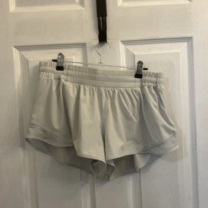 Pantalón corto Lululemon Hotty Hot tiro bajo 2,5" entrepierna, Ocean Air, talla 12 nuevo sin etiquetas - Imagen 1 de 21