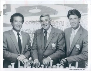 1985 Press Photo Al Michaels Howard Cosell Jim Palmer ABC TV Sports Team 1980s - Picture 1 of 2