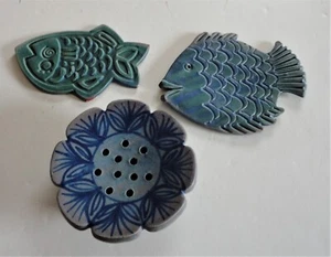 3 handgefertigte Gail Wender Keramik Potpourri Halter Schale 2 Fische Figur Cape Cod MA - Bild 1 von 11