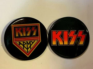 KISS AUCOIN VINTAGE 1976 1977 LOGO & KISS ARMY BUTTON SET ACE PETER GENE PAUL - Bild 1 von 7