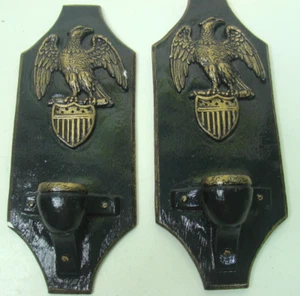 Paar Keramik Kerzenhalter mit Adler über Halteschild 4,5" breit 11" hoch - Bild 1 von 16