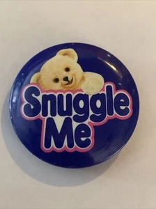 Vintage Kuschelbär Knopf Pin Weichspüler Maskottchen Snuggle Me - Bild 1 von 3