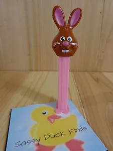 PEZ Dispensador de Caramelo MARRÓN CHOCOLATE CARA DE CONEJO Base Rosa con Pies 1998 - Imagen 1 de 5