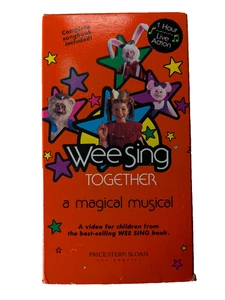Wee Sing Together: A Magical Musical - RARE (VHS; 1985) - & SONGBOOK - Foto 1 di 2