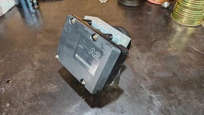 2001-02 Nissan Xterra ABS Pump Control OEM 476607Z600 A2 Module 525-29D3 - Image 1 of 4