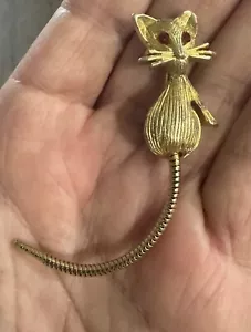 Spilla gatto vintage spilla tono oro rosso strass occhi coda si muove 3,25" - Foto 1 di 6