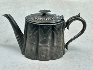 Antigua tetera inglesa plateada de peltre grabada en relieve EP WRN & CO 1144 - Imagen 1 de 11