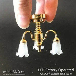 Lámpara de araña de flores esmeriladas de latón de 3 brazos LED interruptor de encendido y apagado 1:12 miniatura para casa de muñecas - Imagen 1 de 5