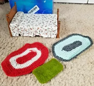 Letto casa delle bambole struttura in legno con lenzuolo floreale e tappeti separati - Foto 1 di 9