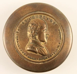 Antigua caja de tabaco de latón en relieve William Shakespeare - Imagen 1 de 9