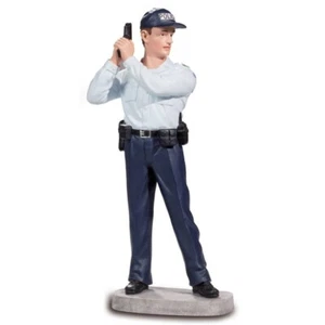 Französischer Polizist steht mit nach oben gerichteter Pistole - Picture 1 of 1