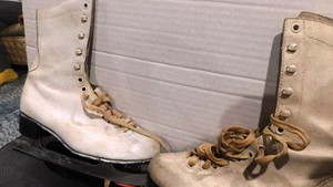 VINTAGE WOMENS WHITE FIGURE SKATES CAROL HEISS SIGNATURE 9 1/2" SHOE LENGTH - Picture 1 of 9