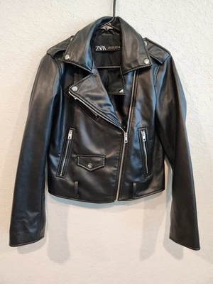 Chaqueta de motociclista de cuero sintético para mujer ZARA negra plateada con cremallera talla M Foto 1 de 4