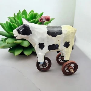 Vaca sobre ruedas vintage tallada/pintada a mano blanco y negro rústica - Imagen 1 de 12