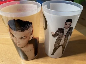 2 Tourbecher Robbie Williams The Heavy Entertainment Show Konzertbecher 2017 0,5 - Bild 1 von 4