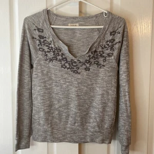 Aerie Top Women Sz Small Petite Gray Embroidered Neck Knit Top - Picture 1 of 6