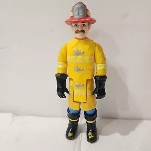 Playskool Dollhouse Fireman Firefighter Poseable DOLL Yellow Suit Vintage - Foto 1 di 9