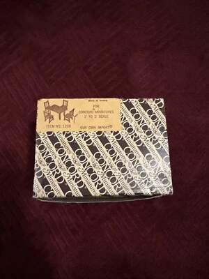 MESA DE COMEDOR Y 4 SILLAS de madera marrón vintage CONCORD para casa de muñecas miniaturas Foto 1 de 4